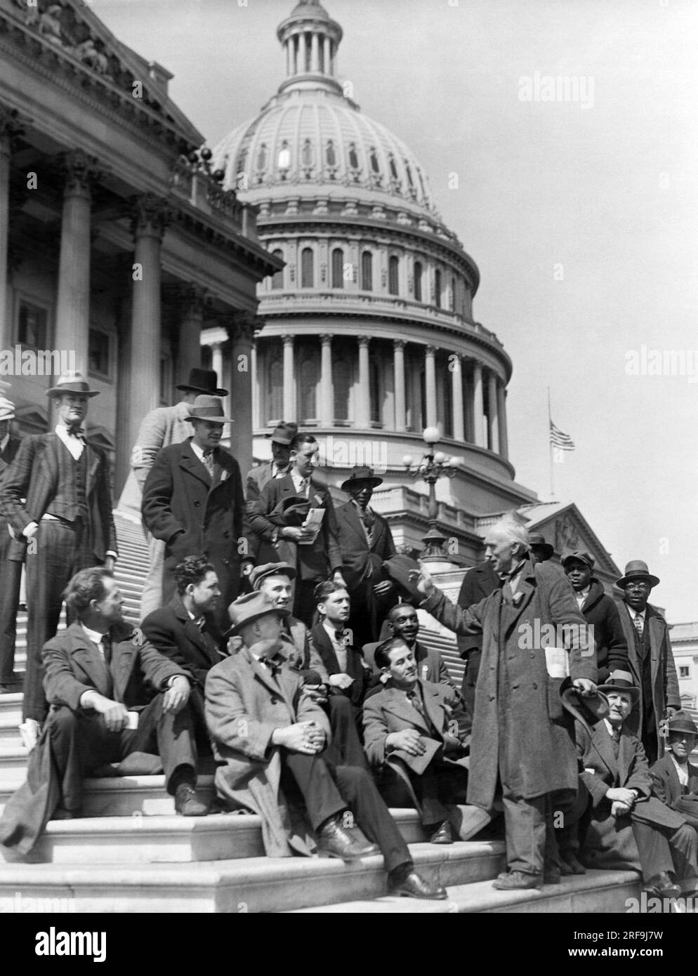 Washington, D.C. : 21 mars 1920 Dan O'Brien, « Roi des Hoboes », s'adresse à un rassemblement de ses collègues sur les marches du Capitole à Washington. Banque D'Images