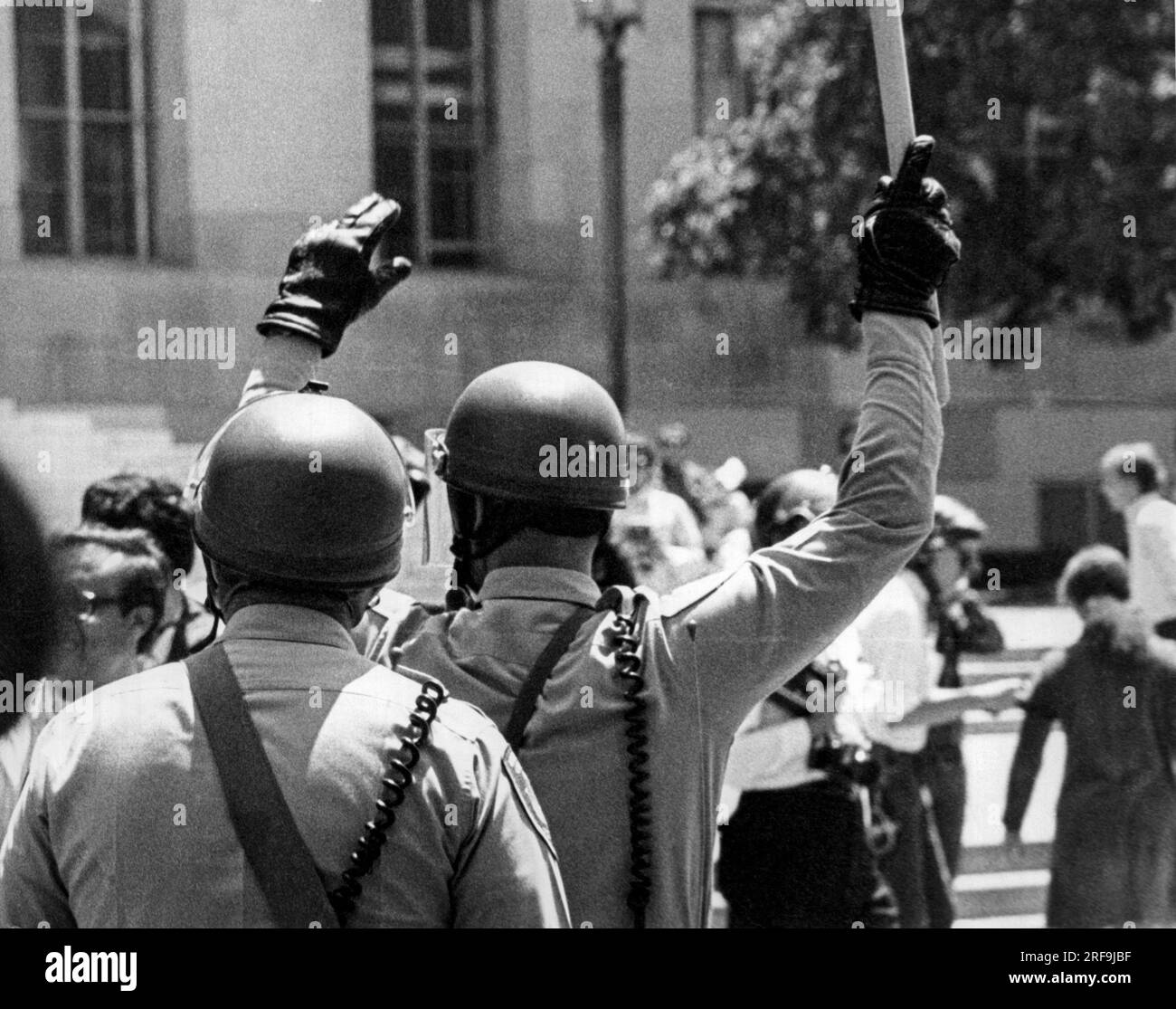 San Francisco, Californie : 1969 la police de San Francisco en tenue anti-émeute se prépare à aller de l'avant pendant le rassemblement "Free Huey" pour le leader des Black Panther Huey Newton. Banque D'Images