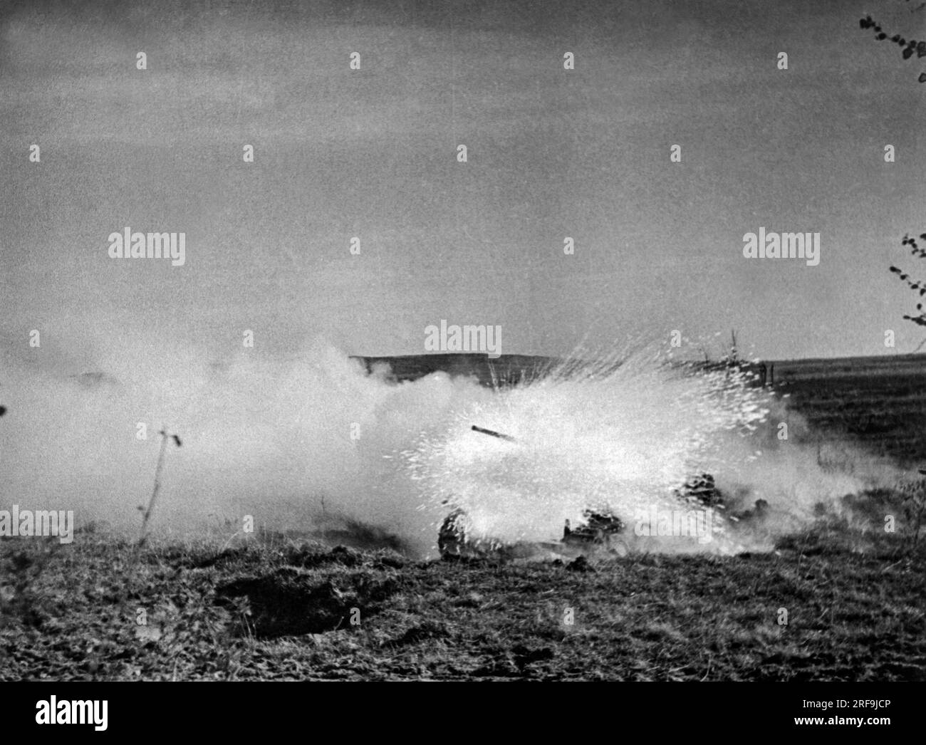 Russie : 1943. Un char nazi reçoit un coup direct des forces russes sur un champ de bataille en Russie. Banque D'Images