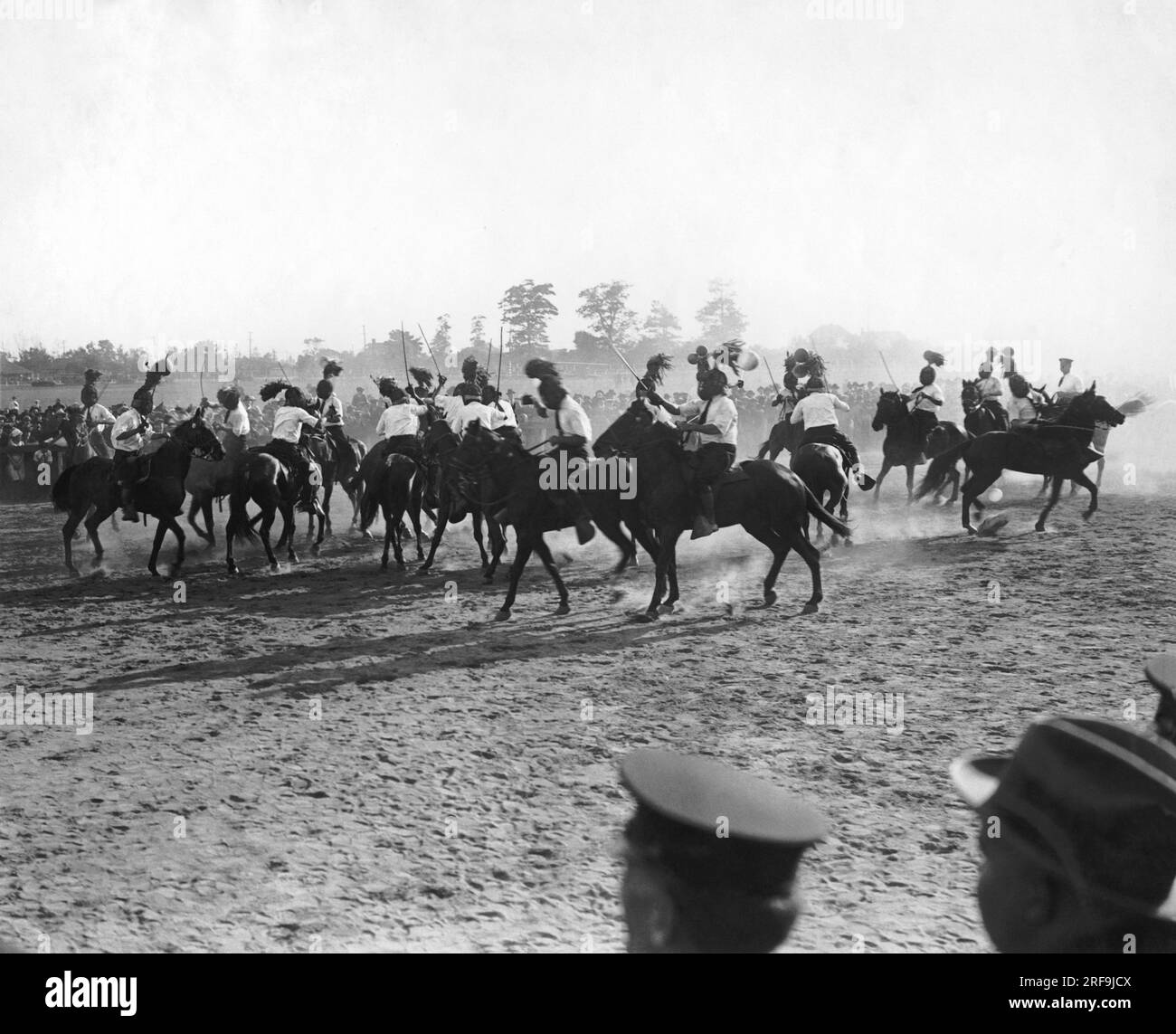 New York, New York : 17 septembre 1922 la police à cheval experte de New York montrant une partie de ses compétences en escrime sur le cheval lors des jeux annuels de la police Field Day à Jamiaca, long Island. Banque D'Images