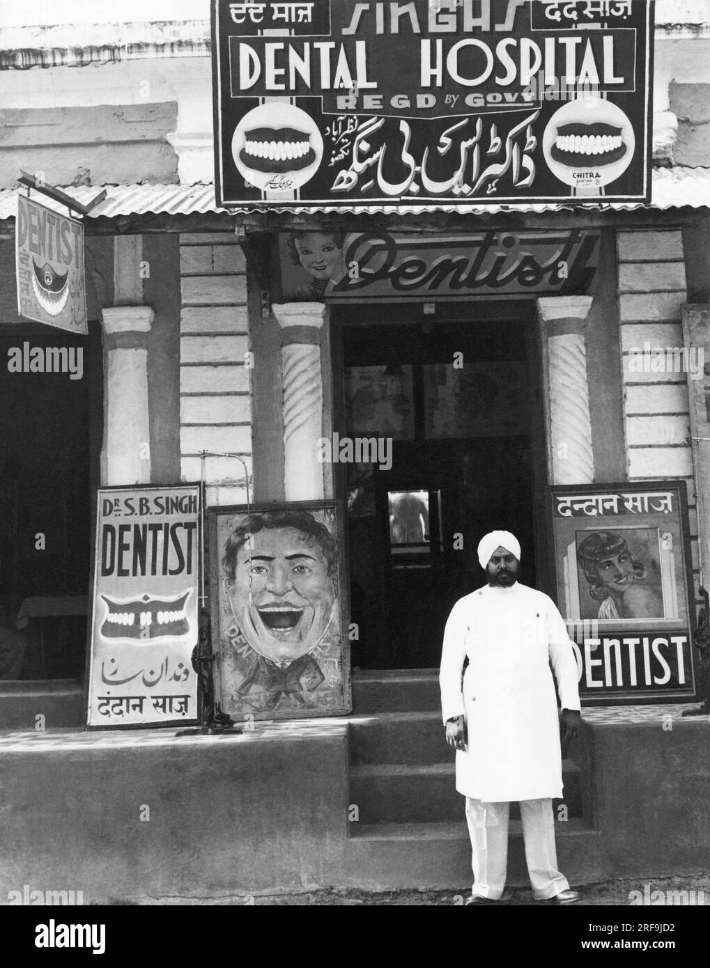 Inde : c. 1938 Légende originale : 'Dr' Singh est dentiste. Certains dentistes en Inde sont bien formés, mais d'autres reçoivent des diplômes par courrier de villes éloignées. 'Dr' Singh croit en la publicité avec l'homme riant et les fausses dents. Banque D'Images