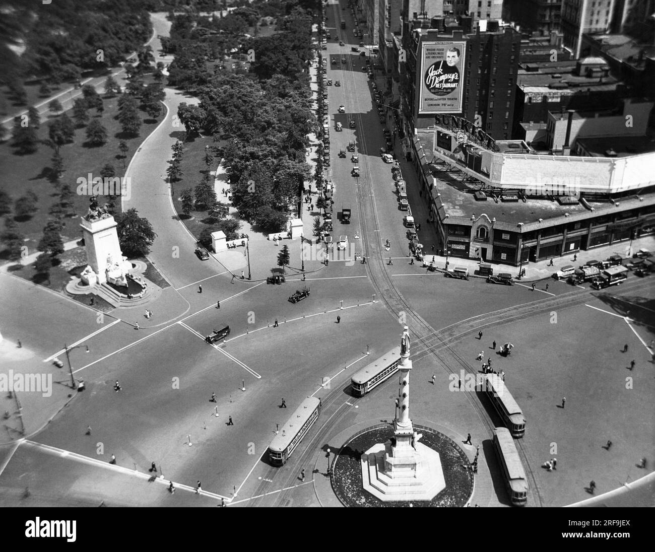 New York, New York : c. 1930's. Une vue aérienne de Columbus Circle à l'angle sud-ouest de Central Park à la 59e rue Banque D'Images