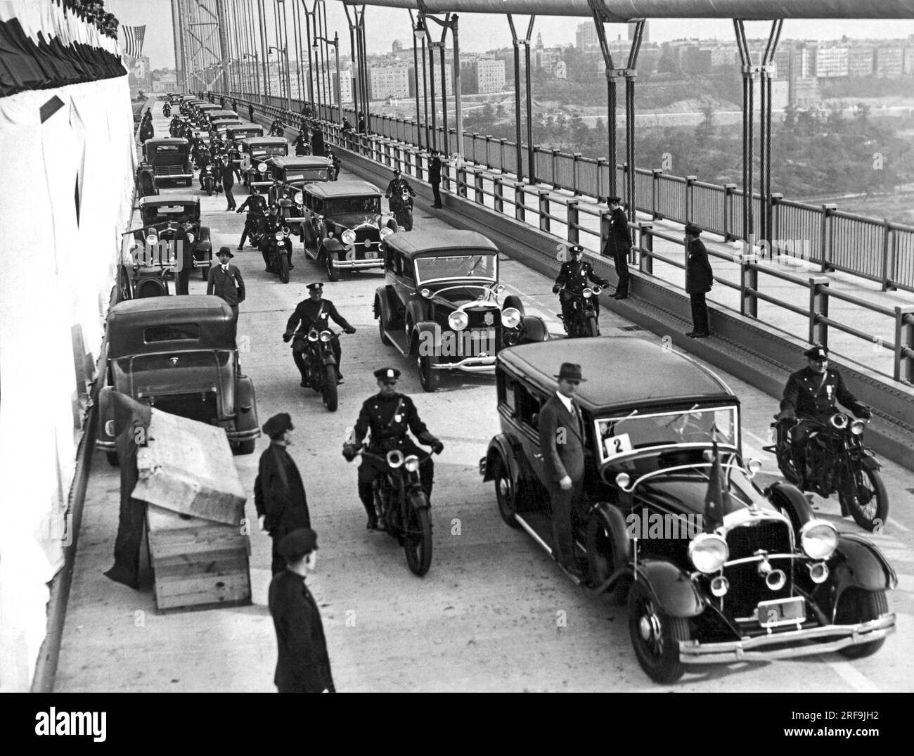 New York, New York : 24 octobre 1931. Défilé cérémonial pour l'ouverture du nouveau pont de la rivière Hudson, maintenant nommé pont George Washington. Il relie le quartier de Washington Heights à Manhattan avec fort Lee dans le New Jersey. Banque D'Images
