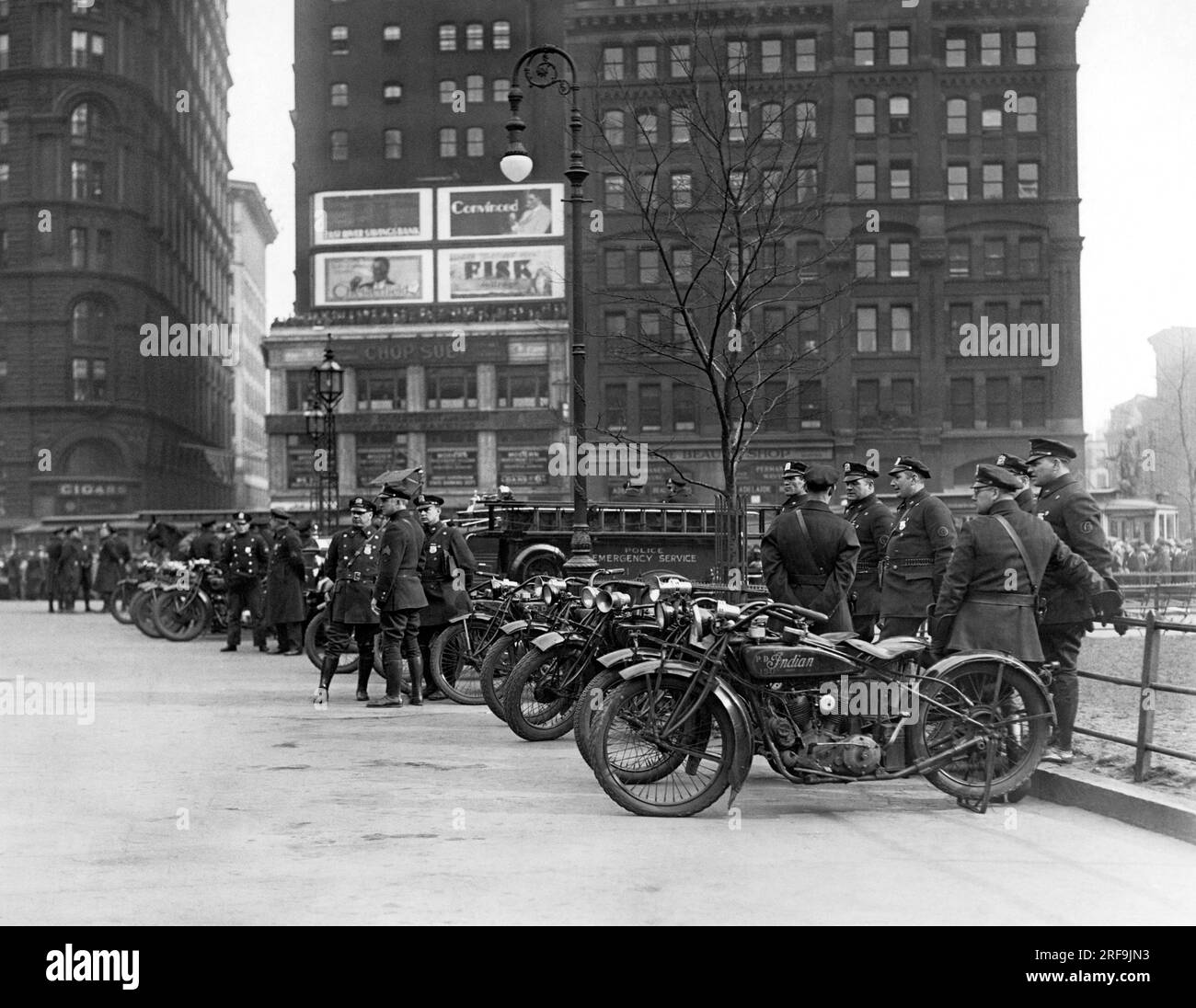 Nypd new york city motorcycle Banque d'images noir et blanc - Alamy