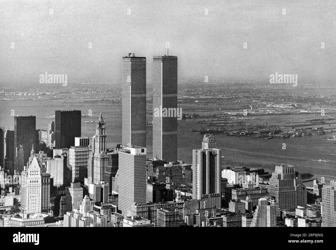 New York, New York : 5 août 1972 les tours jumelles récemment achevées du World Trade Center avec Staten Island en arrière-plan. Banque D'Images