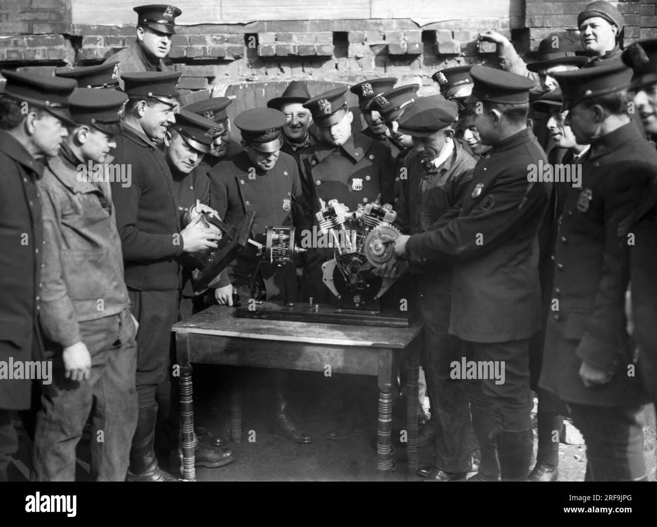 Nypd new york city motorcycle Banque d'images noir et blanc - Alamy