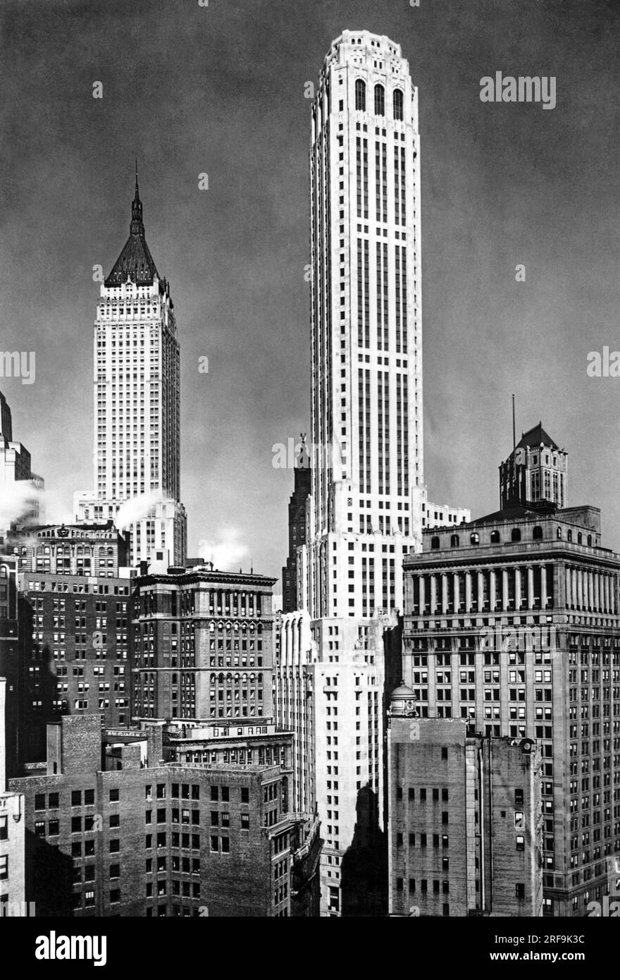 New York, New York : c. 1932 le City Bank Farmers Trust Building dans le centre. C'était le quatrième bâtiment le plus haut du monde quand il a été construit en 1931 au 20 Exchange place. Il abrite le plus grand central téléphonique privé au monde. Banque D'Images