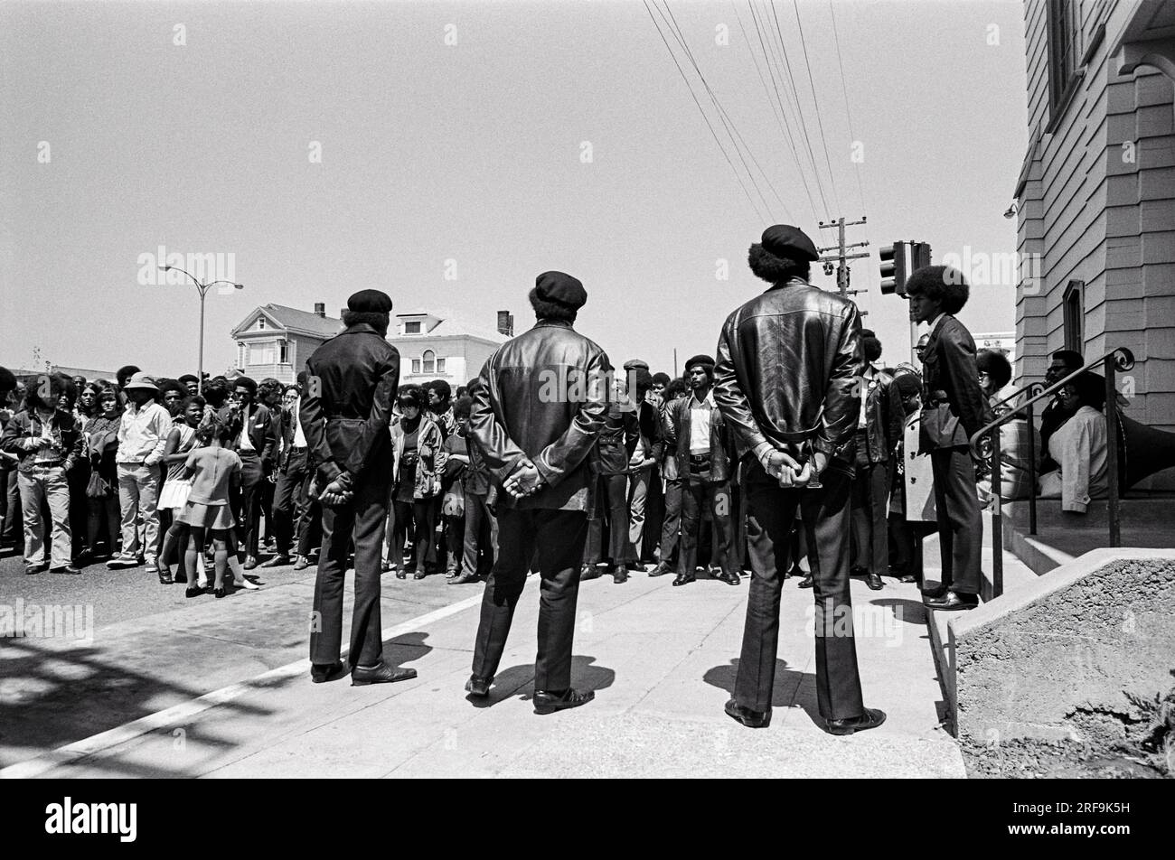 Oakland, Californie : 1971 le rassemblement pour les funérailles de Black Panther George Jackson à St. Église épiscopale d'Augustin. Banque D'Images