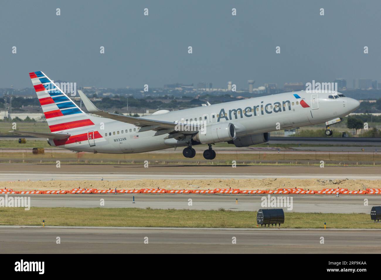 Un avion d'American Airlines est vu à l'aéroport international de Dallas-fort Worth (DFW) à Dallas Texas aux États-Unis le 1 août 2023. Banque D'Images