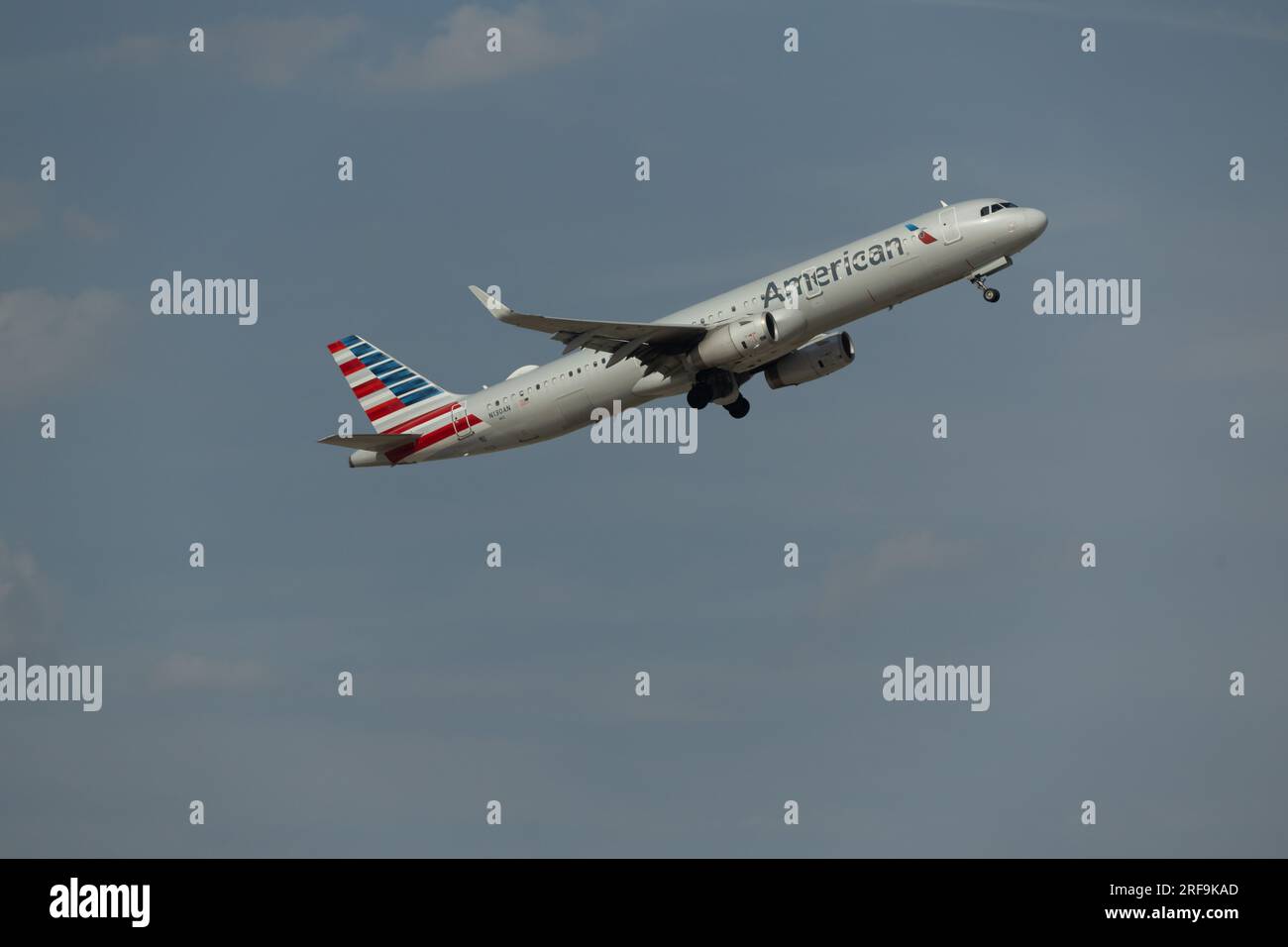 Un avion d'American Airlines est vu à l'aéroport international de Dallas-fort Worth (DFW) à Dallas Texas aux États-Unis le 1 août 2023. Banque D'Images