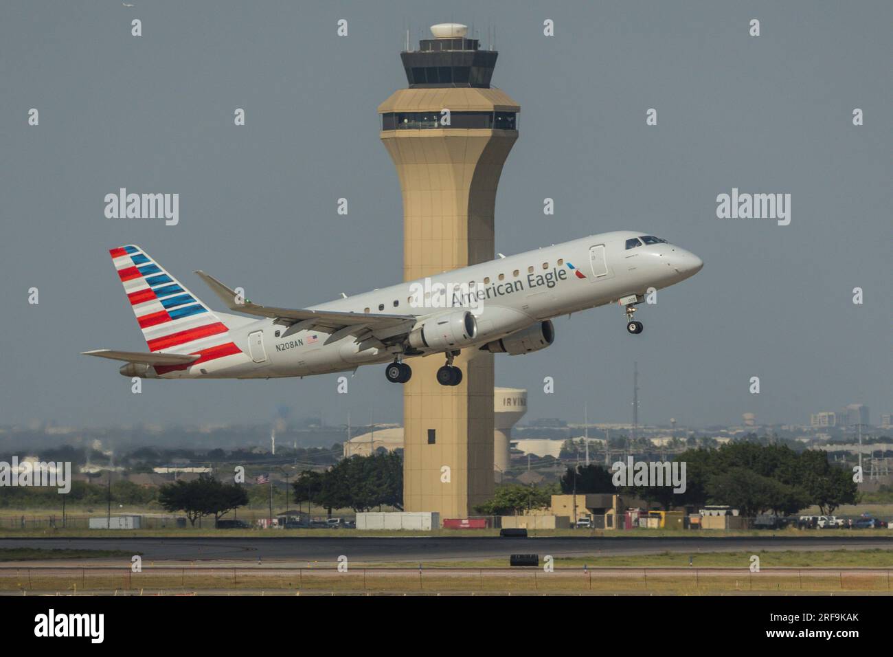 Un avion d'American Airlines est vu à l'aéroport international de Dallas-fort Worth (DFW) à Dallas Texas aux États-Unis le 1 août 2023. Banque D'Images