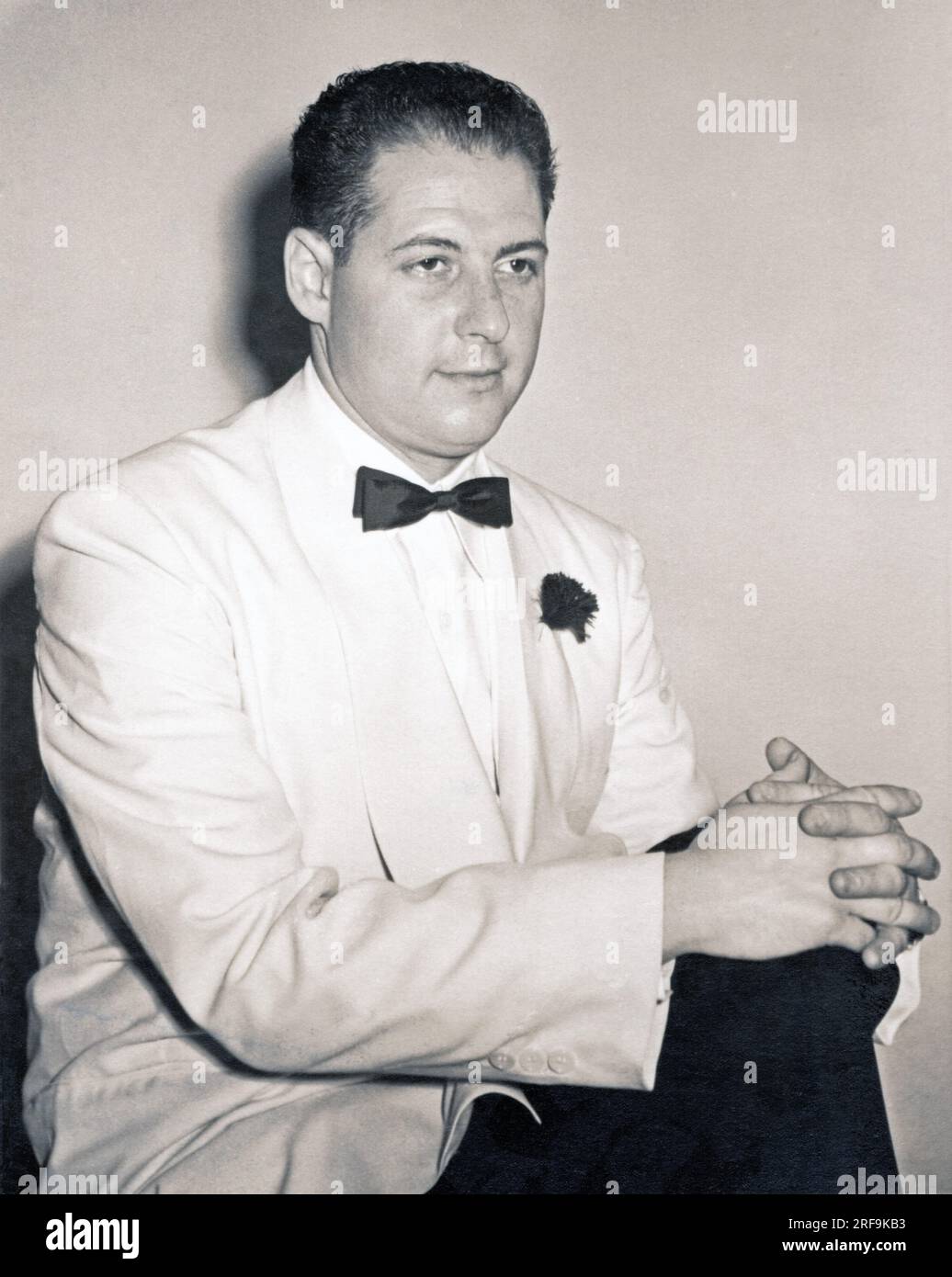 Portrait d'un jeune homme âgé de 20 à 30 ans, vers 1950 ans, portant une veste blanche, une chemise blanche et un noeud papillon noir. Banque D'Images