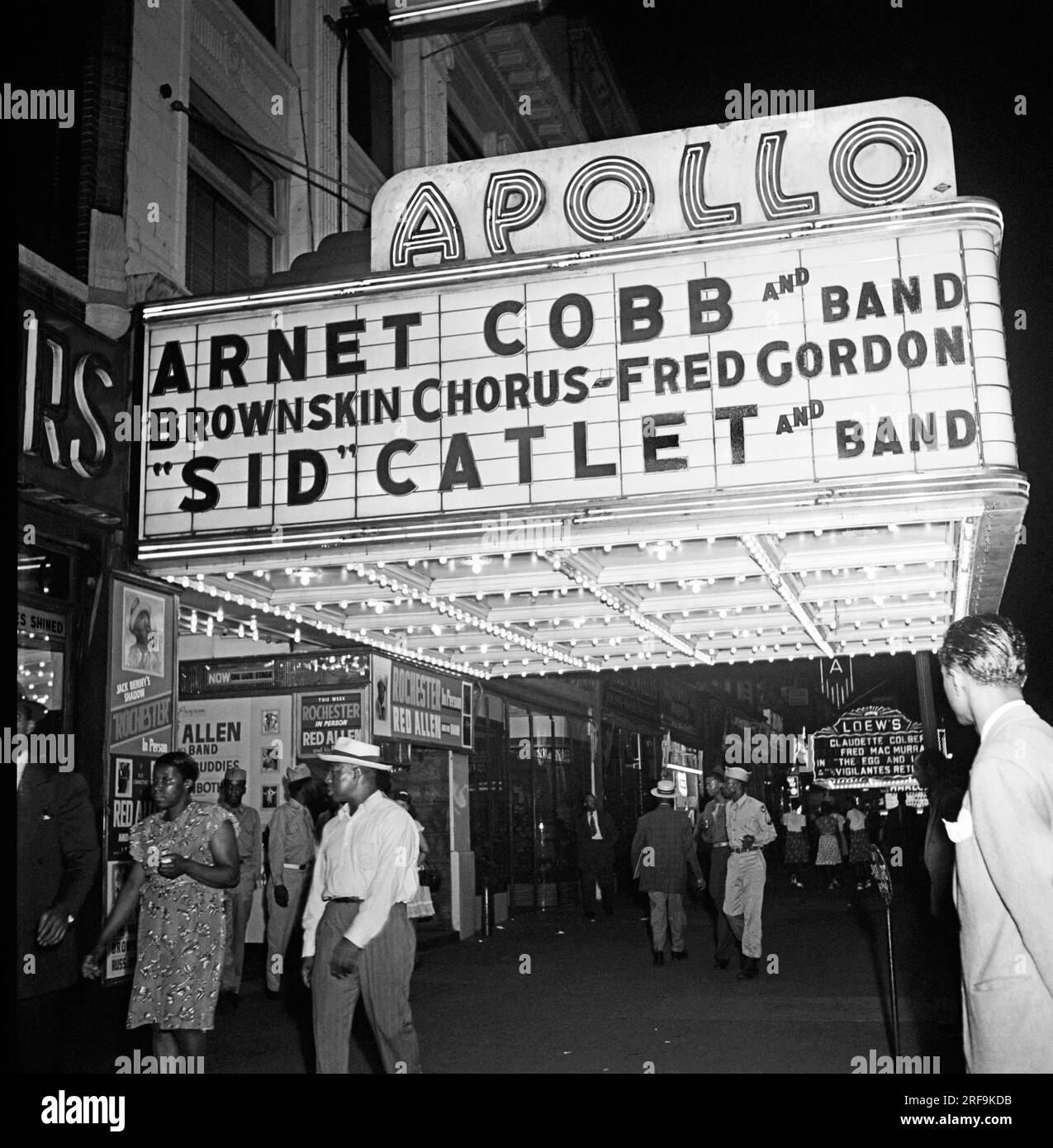 New York, New York : c. 1947 vue du chapiteau Apollo Theatre la nuit sur West 125th Street à Harlem. Banque D'Images
