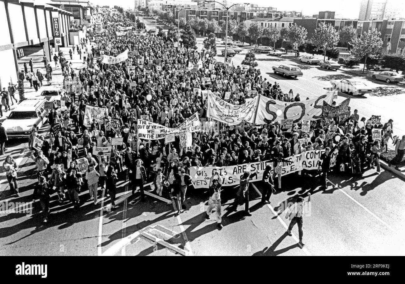 San Francisco, Californie : 1970 une marche de paix anti-guerre du Vietnam sur Geary Boulevard avec des vétérans du Vietnam et des défenseurs de l'Union des prisonniers Unis ouvrant la voie. Banque D'Images