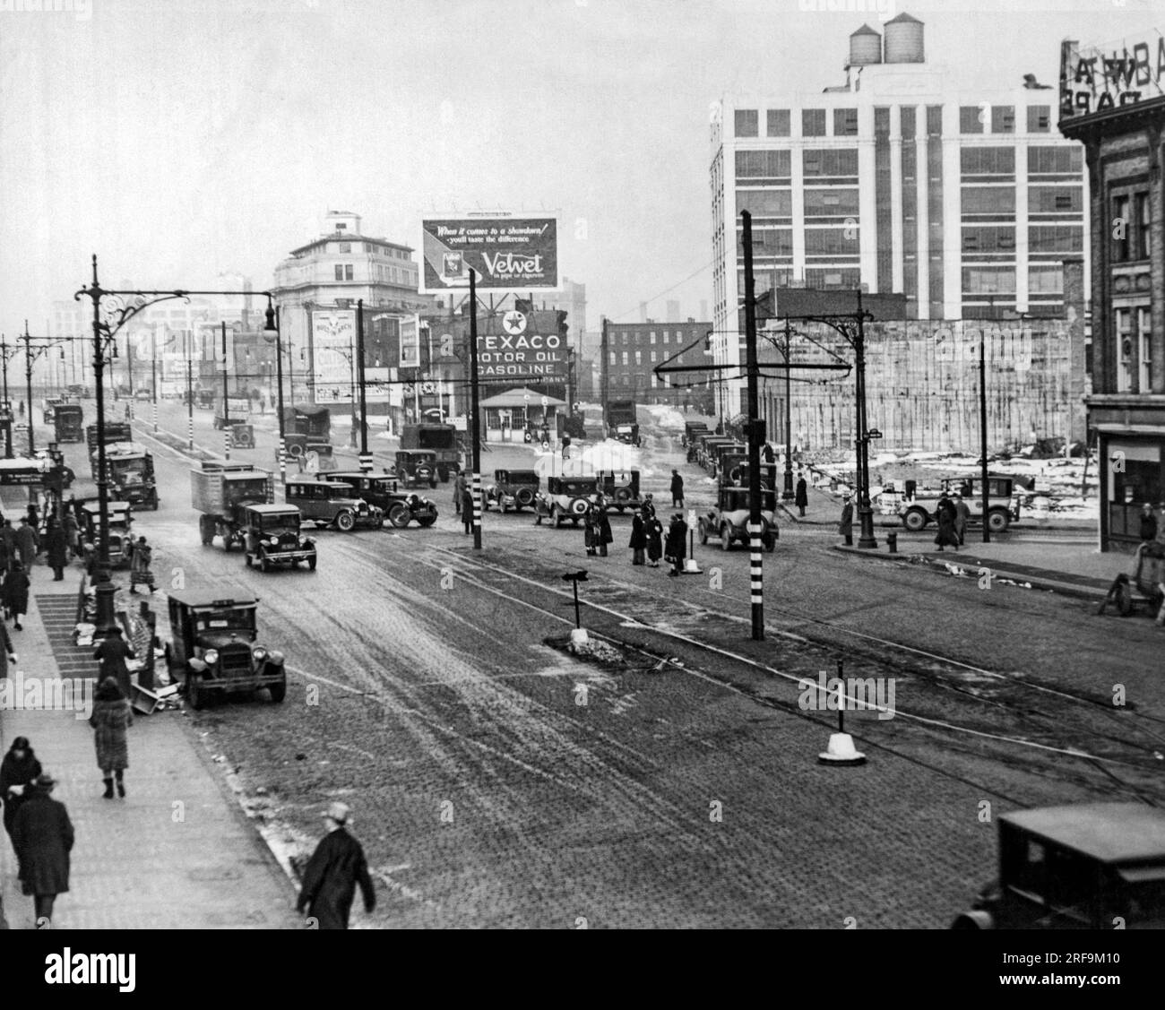 New York, New York c 1925 regardant vers Manhattan depuis l'extension de l'avenue Flatbush à Brooklyn. Banque D'Images
