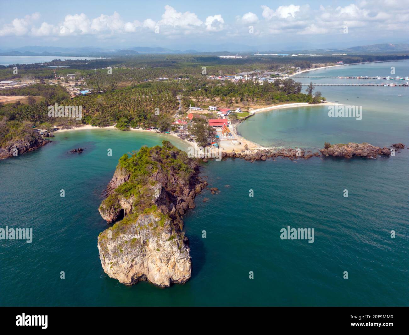 Bo Thong Lang Bay est une petite baie avec une plage qui courbe dans une belle forme circulaire. C'est une plage de sable blanc située à Bang Saphan, Prachuap KH Banque D'Images