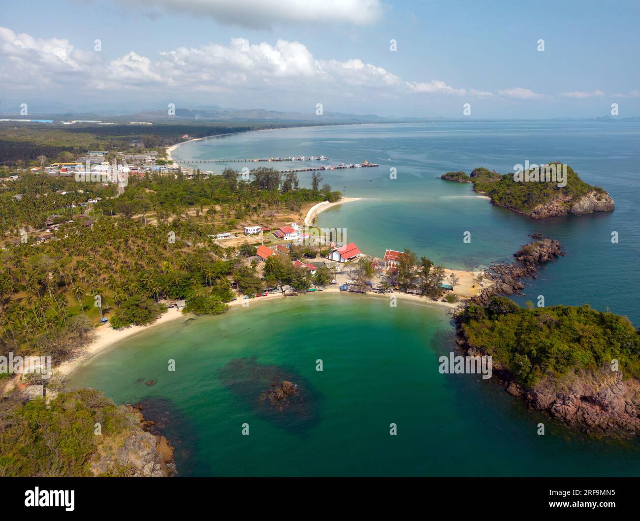 Bo Thong Lang Bay est une petite baie avec une plage qui courbe dans une belle forme circulaire. C'est une plage de sable blanc située à Bang Saphan, Prachuap KH Banque D'Images