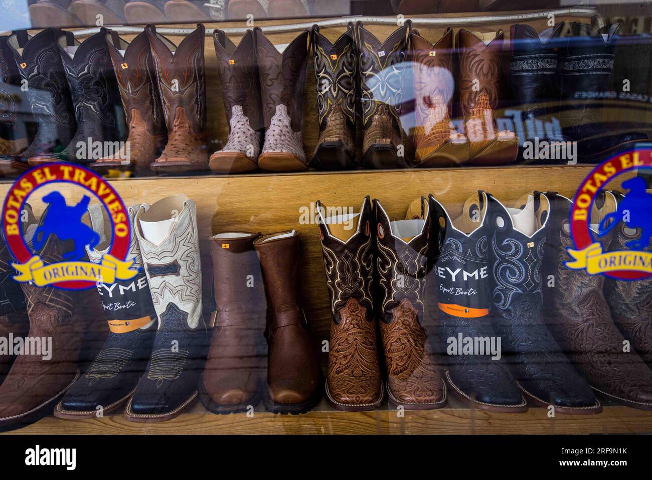 Bottes de cow-boy et ceintures en cuir dans une vitrine d'affaires dans le  centre de Parral, Chihuahua, Mexique. Hidalgo de Parral Magic Town.  Articles de sellerie, chaussures et Photo Stock - Alamy