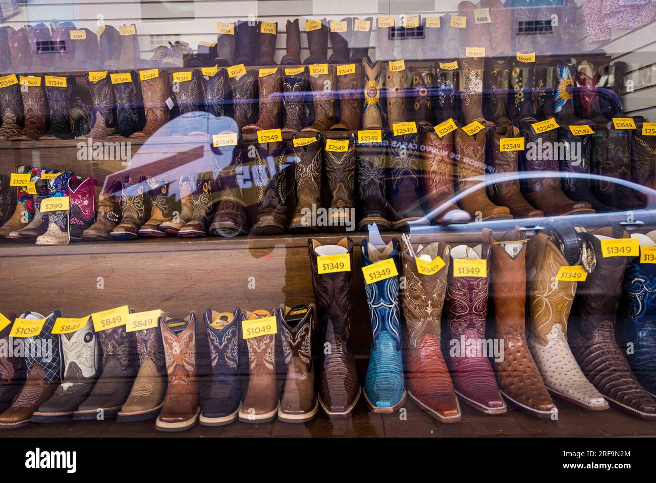 Bottes de cow-boy et ceintures en cuir dans une vitrine d'affaires dans le  centre de Parral, Chihuahua, Mexique. Hidalgo de Parral Magic Town.  Articles de sellerie, chaussures et Photo Stock - Alamy