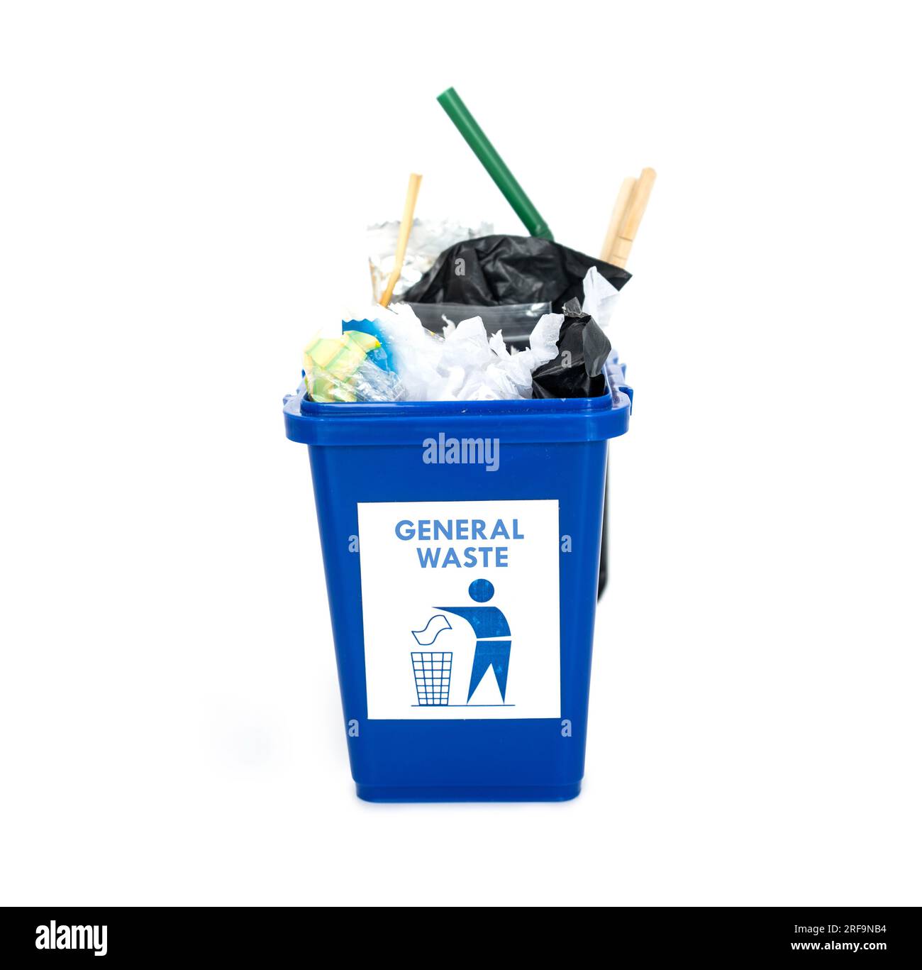 Le concept de classification des déchets pour le recyclage. Bac bleu pour déchets généraux isolé sur fond blanc. Banque D'Images
