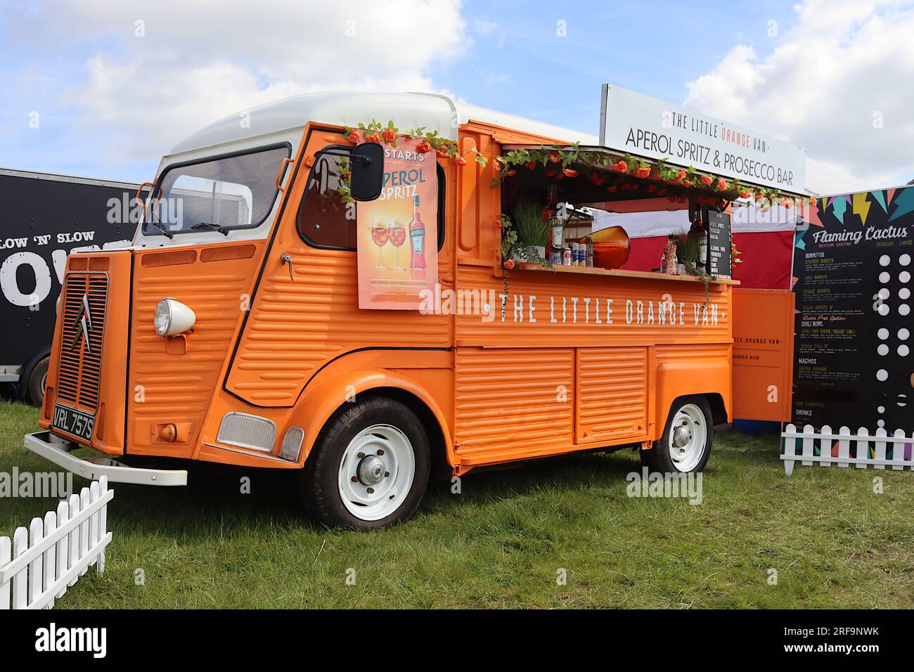 Une camionnette Citroen H rénovée restaurée et aménagée en bar mobile servant de l'alcool et des boissons sans alcool au festival Great Missenden Food. Banque D'Images