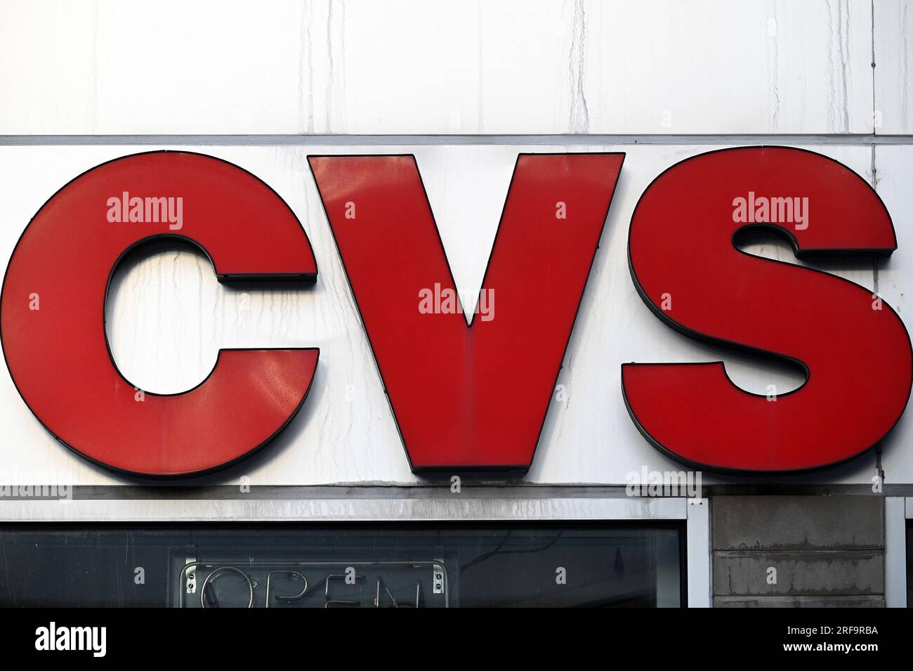 New York, États-Unis. 01 août 2023. Vue du nom de CVS Pharmacy au-dessus du magasin de détail, New York, NY, 1 août 2023. Pour des mesures de réduction des coûts, la pharmacie CVS Pharmacy, basée au Rhode Island, a annoncé qu'elle licenciait 5 000 employés dans le secteur corporatif de son entreprise. (Photo Anthony Behar/Sipa USA) crédit : SIPA USA/Alamy Live News Banque D'Images