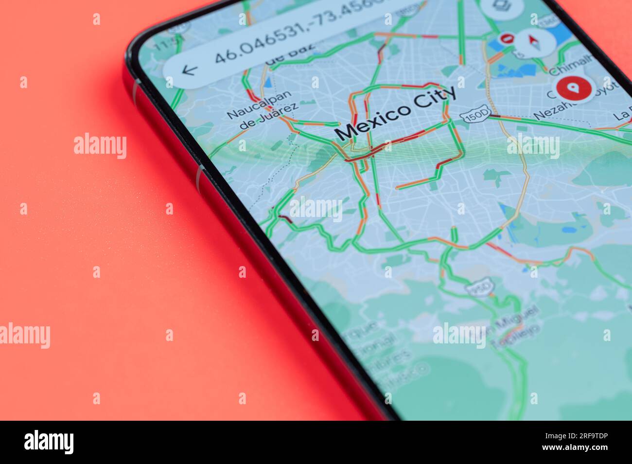 New York, USA - 21 juillet 2023 : carte des embouteillages au Mexique sur écran smartphone vue rapprochée avec fond rouge Banque D'Images
