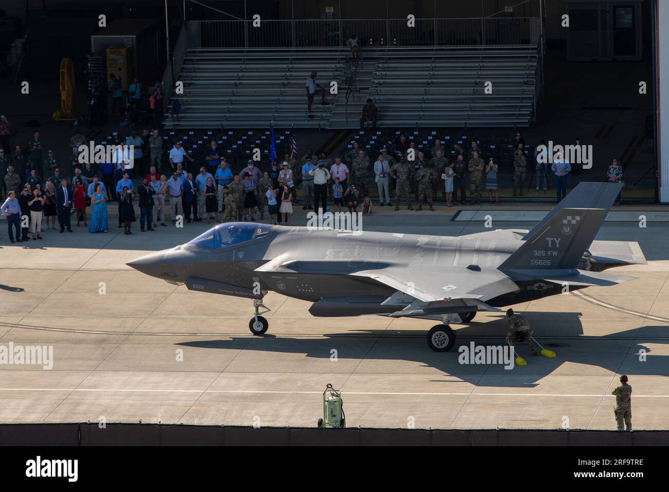 L'équipe Tyndall se réunit autour d'un US Avion F-35a Lightning II de la Force aérienne lors d'une cérémonie d'arrivée à la base aérienne de Tyndall, Floride, le 1 août 2023. Avec l’arrivée des F-35, la mission de Tyndall est passée d’une unité d’entraînement formelle à une aile de chasse entièrement codée au combat prête à projeter une puissance aérienne de combat inégalée. (ÉTATS-UNIS Photo Air Force par Tech. Sergent Betty R. Chevalier) Banque D'Images