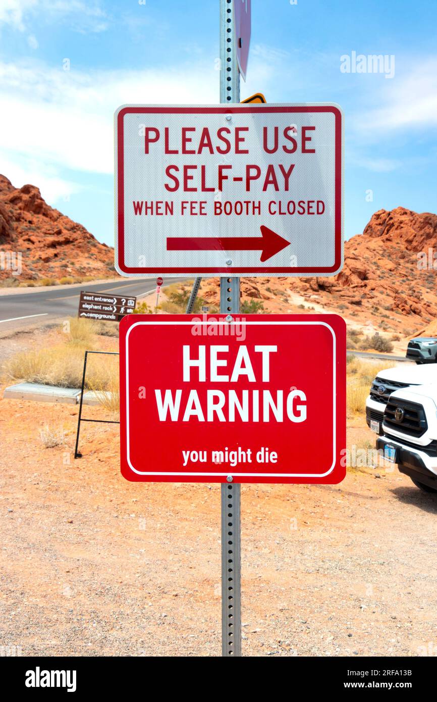 Panneaux d'avertissement de chaleur dans la vallée du parc d'état de feu, moapa vally, nevada usa , indiquant que vous pourriez mourir, juillet 2023 vague de chaleur dangereuse Banque D'Images
