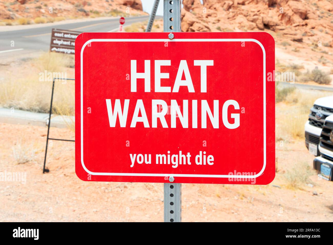 Panneaux d'avertissement de chaleur dans la vallée du parc d'état de feu, moapa vally, nevada usa , indiquant que vous pourriez mourir, juillet 2023 vague de chaleur dangereuse Banque D'Images