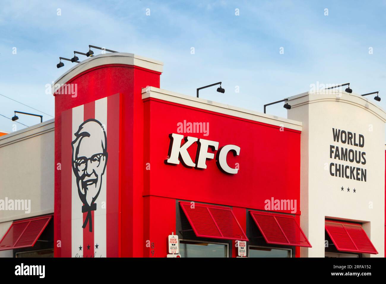 Signe de poulet de renommée mondiale de KFC pour le restaurant de restauration rapide dans la ville de Cedar, nevada états-unis Banque D'Images