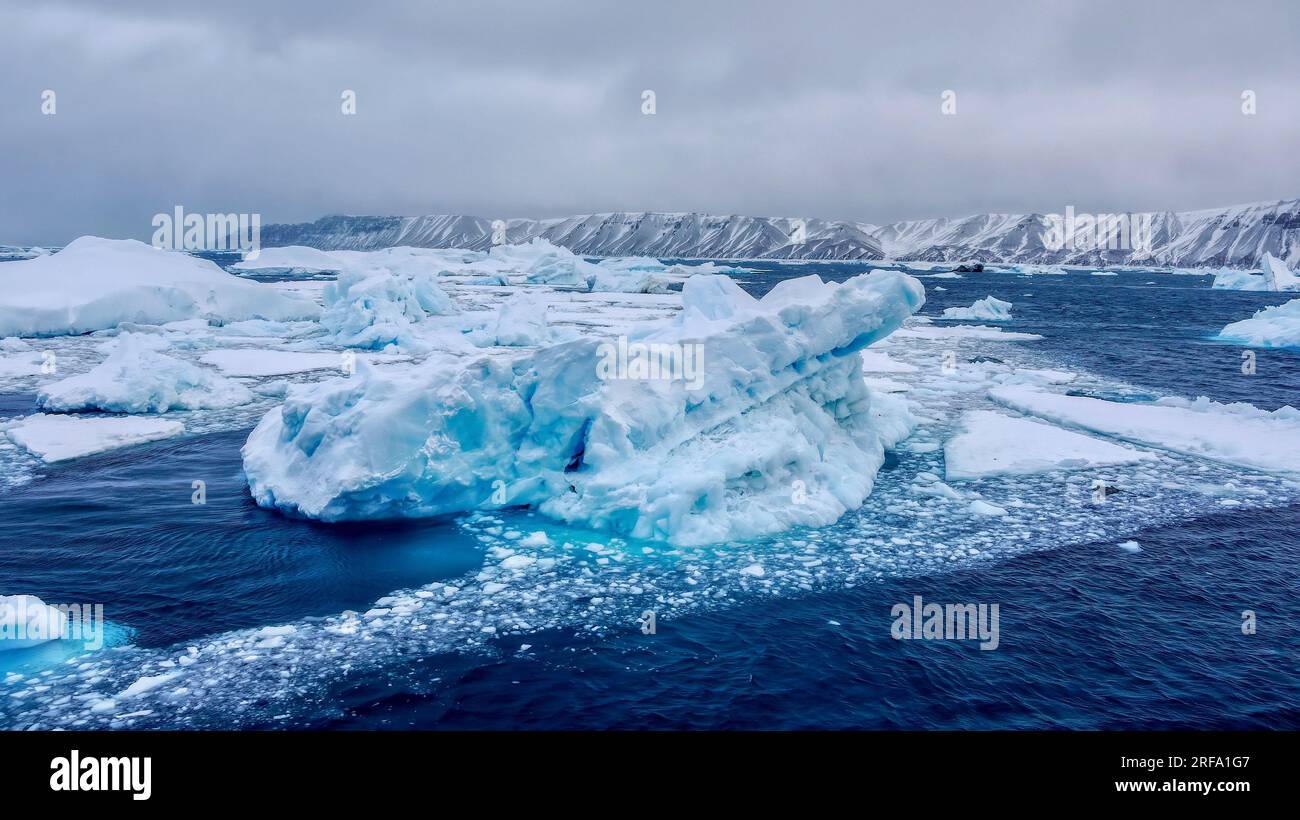 Vue grand angle d'une grande zone d'icebergs flottant dans la mer au large de la côte de l'île de Snow Hill dans le détroit de l'Amirauté, Antarctique. Banque D'Images