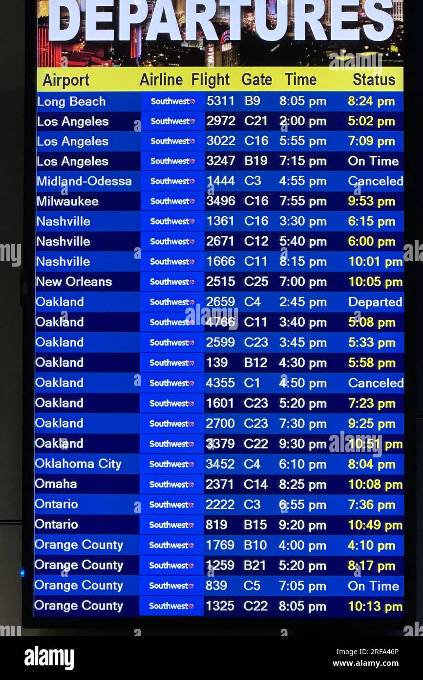 Vols retardés et annulés de Southwest Airlines sur le tableau des départs à l'aéroport international Harry Reid, le lundi 31 juillet 2023, à Las Vegas. Banque D'Images