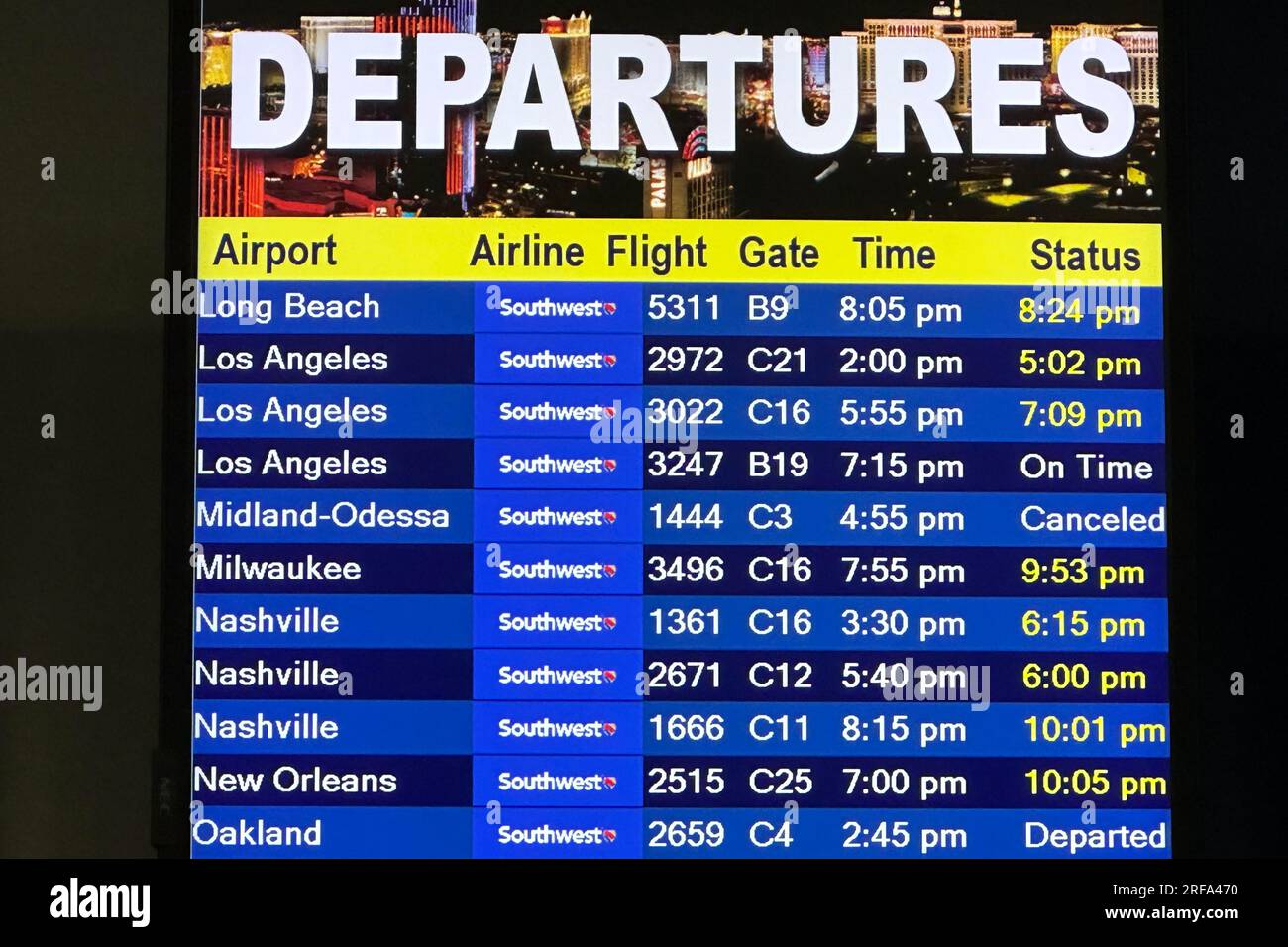 Vols retardés et annulés de Southwest Airlines sur le tableau des départs à l'aéroport international Harry Reid, le lundi 31 juillet 2023, à Las Vegas. Banque D'Images