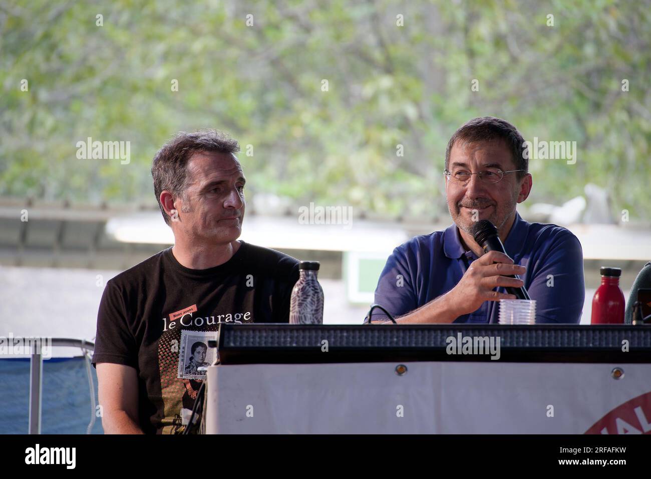 Éric Piolle, Major de Grenoble, en France, s’entretient avec Roberto Mezzalama, expert en évaluation d’impact environnemental au Festival Alta Felicità de Vena Banque D'Images