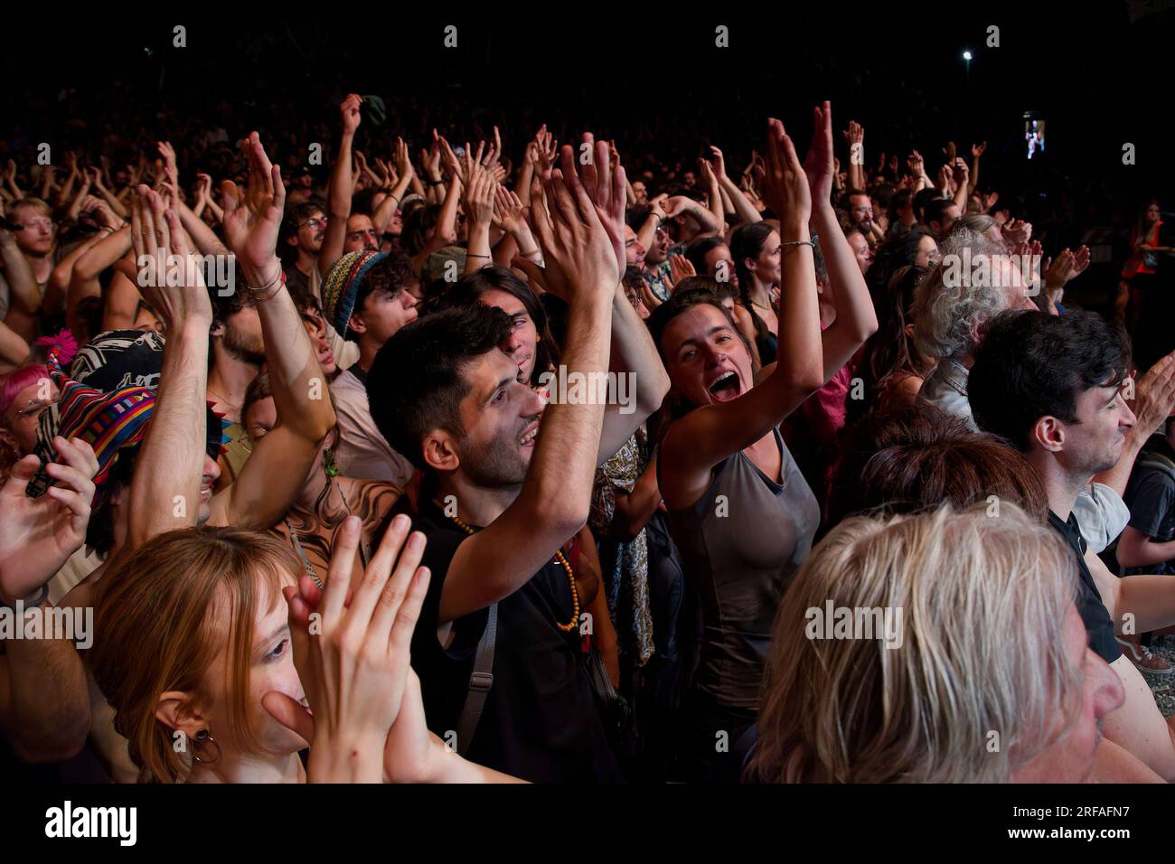 Les gens applaudissent au Festival Alta Felicità de Venaus, Italie. Banque D'Images