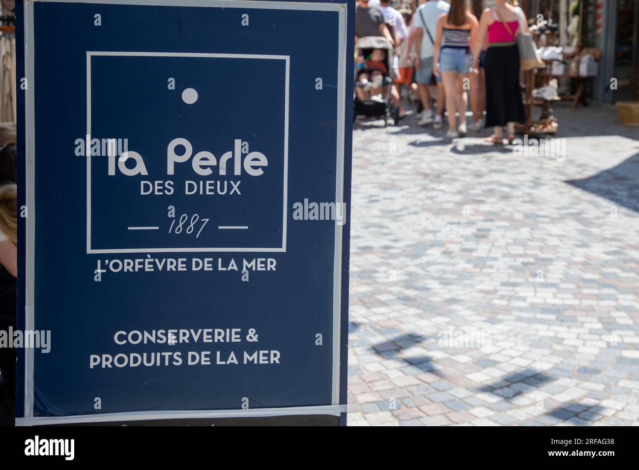Saint-Gilles-Croix-de-vie France - 07 29 2023 : la perle des dieux logo