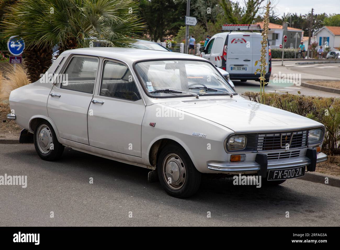 Bordeaux , France - 08 01 2023 : Renault 12 rétro vintage voiture vue latérale oldtimer r12 garé dans la rue Banque D'Images