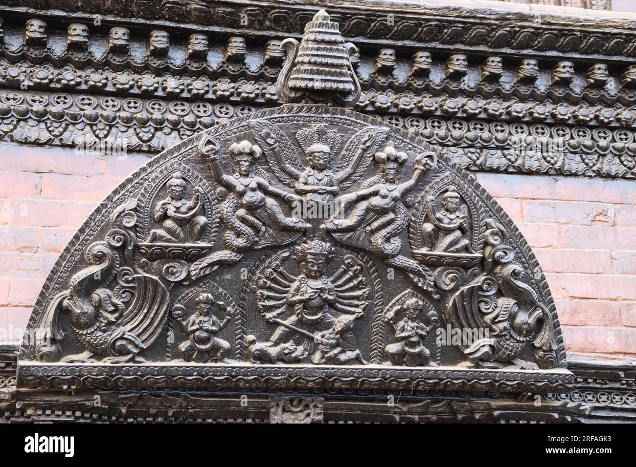 Les plus beaux détails dans le travail du bois sur le mur extérieur de la place durbar, site du patrimoine mondial de l'UNESCO, katmandou, népal, carvi d'architecture détaillée Banque D'Images