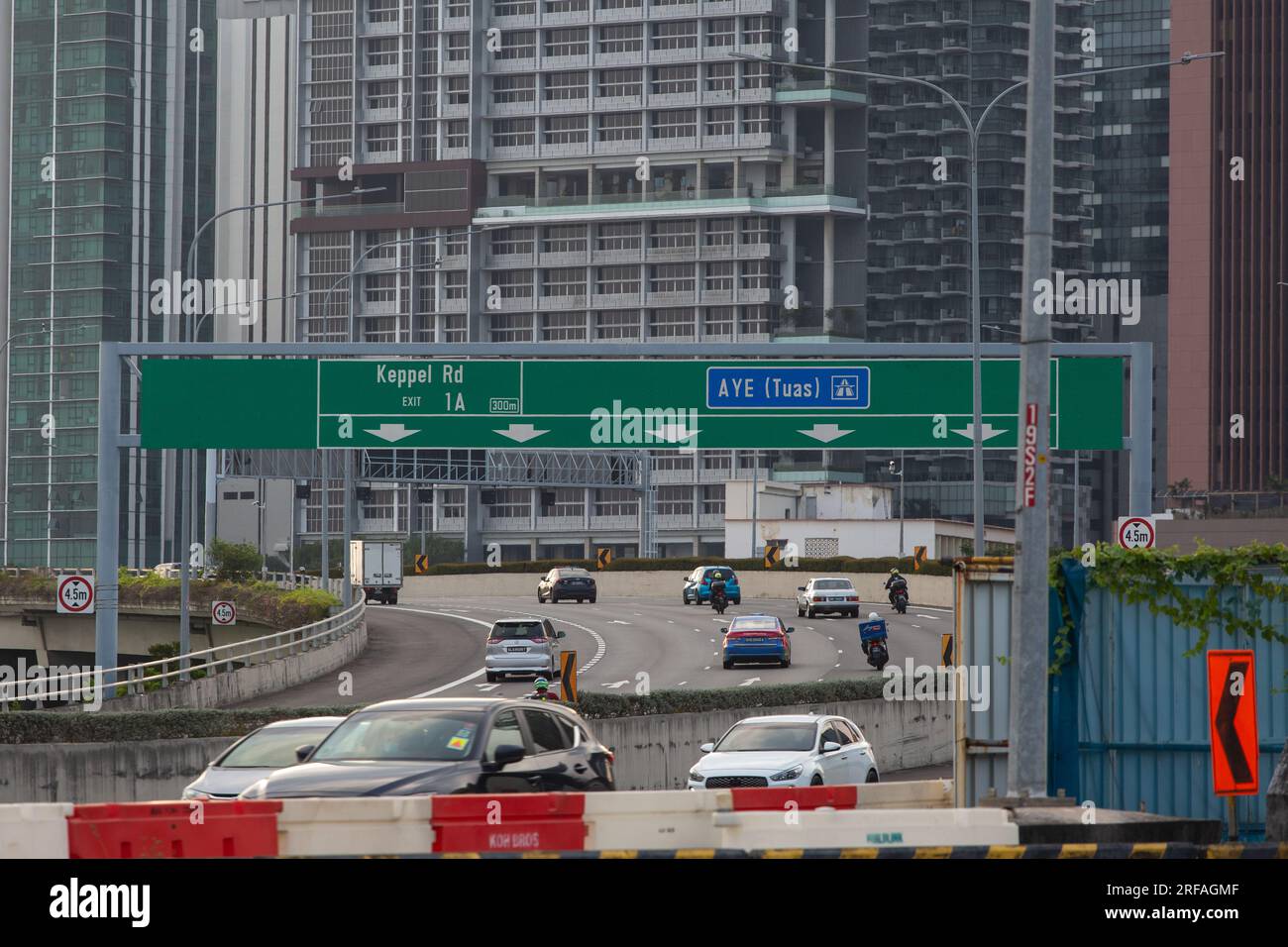 Circulation fluide dans les deux sens sur la route express de Singapour, soyez respectueux des autres conducteurs lorsque vous voyagez sur la route. Banque D'Images
