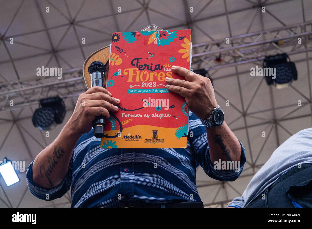 Medellin, Colombie. 30 juillet 2023. Un artiste local se produit pour les festivaliers et les touristes lors de la Feria de las Flores de Medellin, le 30 juillet 2023. Photo par : Jessica Patino/long Visual Press crédit : long Visual Press/Alamy Live News Banque D'Images