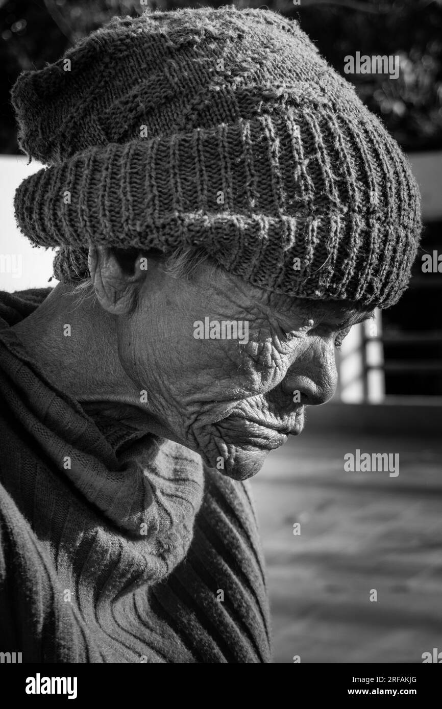 14 octobre 2022 Uttarakhand, Inde. Profil monochrome captivant d'une sage femme aînée indienne ornée d'une casquette, mettant en valeur la beauté du vieillissement grac Banque D'Images