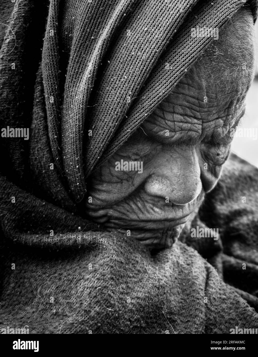 14 octobre 2022 Uttarakhand, Inde. Gros plan monochrome intense du visage ridé d'une femme indienne âgée, les yeux fermés dans une réflexion profonde. Un intemporel Banque D'Images