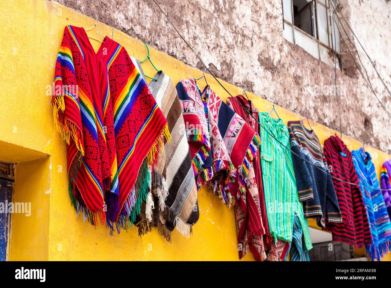 Vêtements péruviens à vendre dans un stand à Pisac, Vallée Sacrée, Pérou Banque D'Images