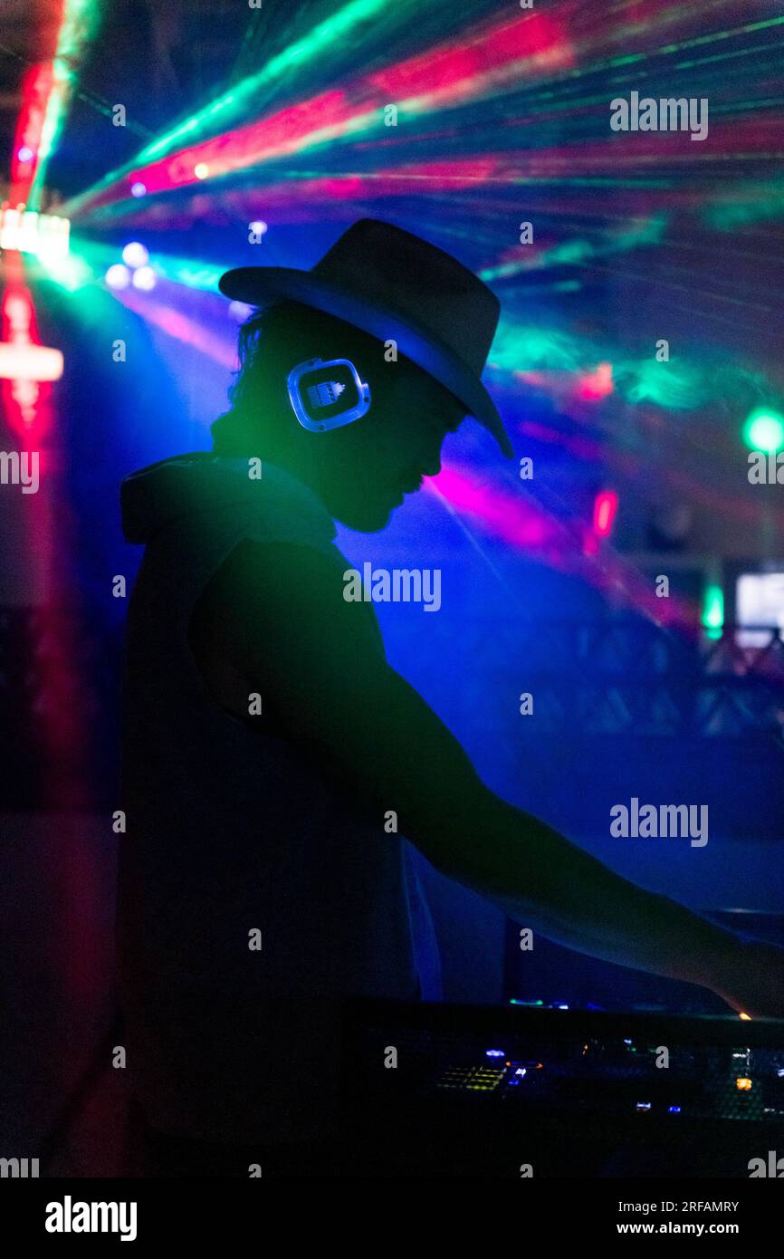 Seattle, États-Unis. 23 juillet 2023. Tôt dans la soirée, un DJ Spinning a  Sound Down party à Belltown Photo Stock - Alamy