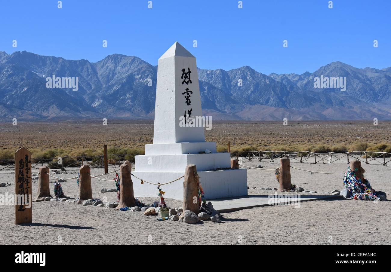 sanctuaire obélisque blanc qui se traduit par « tour de consolation de l'âme » sur le site du cimetière du camp d'incarcération de manzanar, près de lone pine, californie Banque D'Images