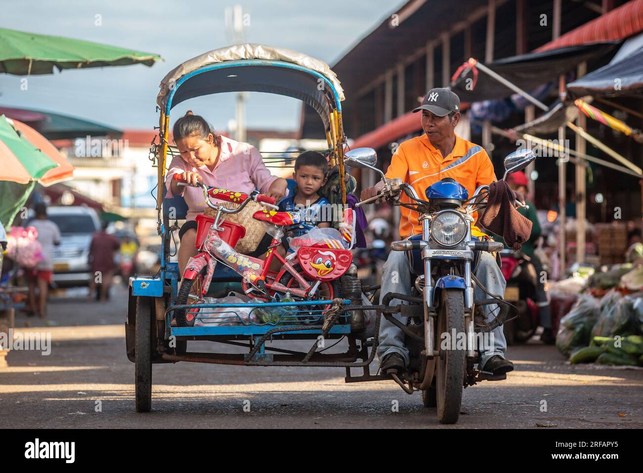 Pakse, Laos, le 24 novembre 2017 : les gens se sont rendus au marché local de Pakse, Laos, le 24 novembre 2017. Banque D'Images