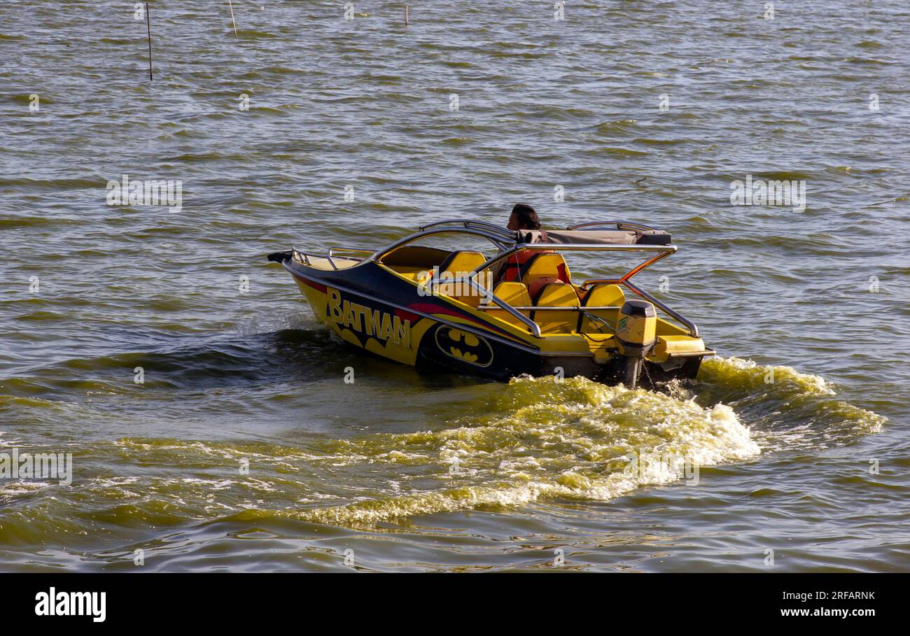 Klaten, Indonésie - 30 juillet 2023 : un petit spead boat dans le lac Rowo Jombor, à Klaten, Indonésie Banque D'Images