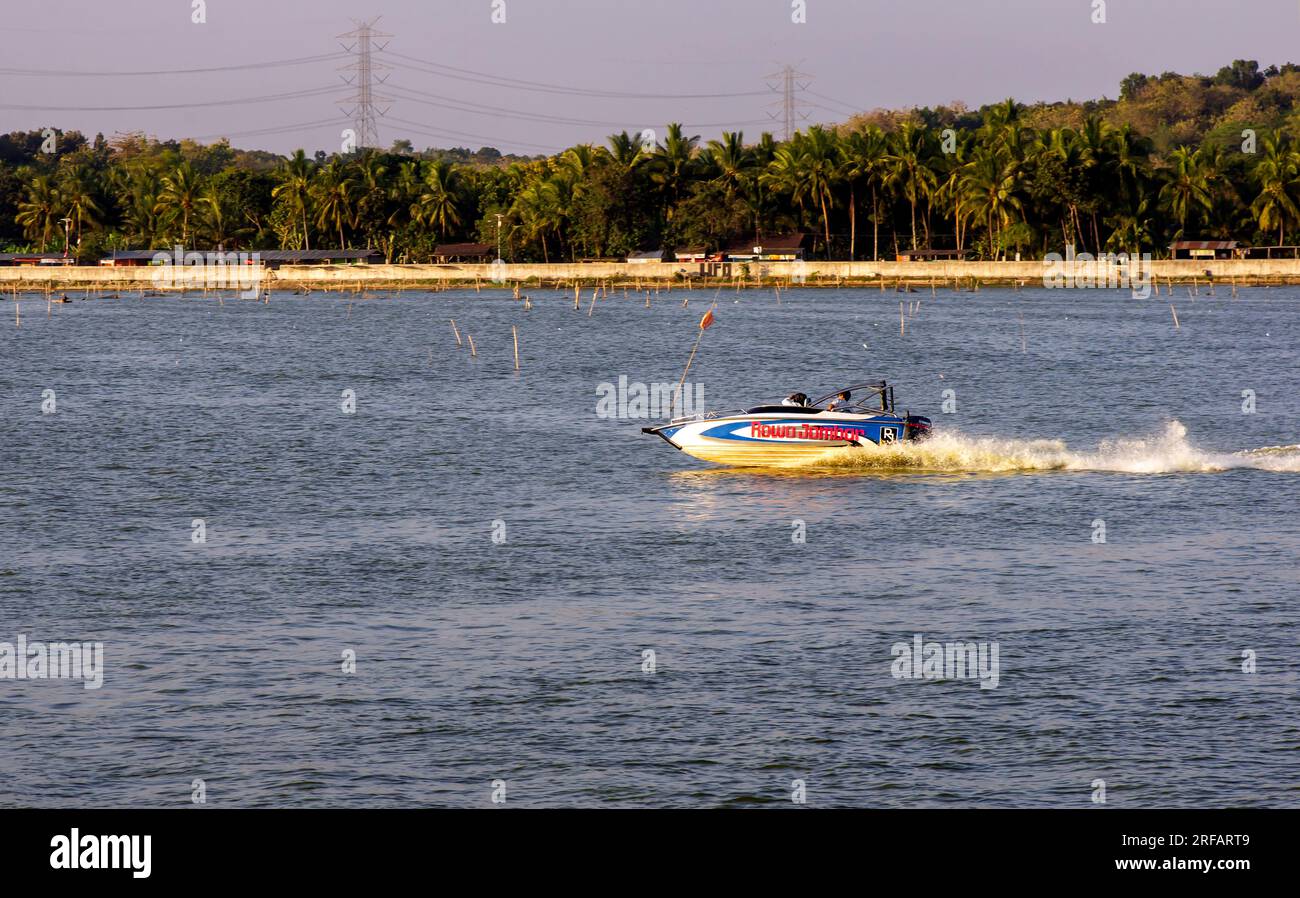 Klaten, Indonésie - 30 juillet 2023 : un petit spead boat dans le lac Rowo Jombor, à Klaten, Indonésie Banque D'Images