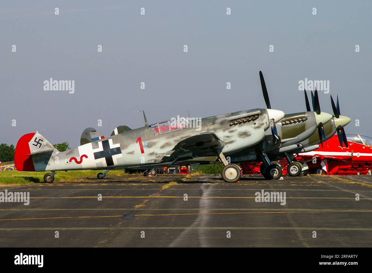 Hispano HA-1112 Buchon G-BWUE à Messerschmitt Me109, couleurs de l'avion de chasse de la Luftwaffe. Marqué comme Hauptmann Werner Schroer BF 109G-2/trop 'Red 1' Banque D'Images